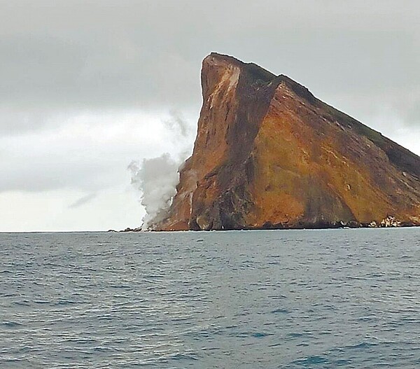 宜蘭縣龜山島10日上午6時30分左右，龜首大量噴發白煙，漁民許久未見「龜島磺煙」景象，拿出手機拍下壯觀景象。（民眾提供）