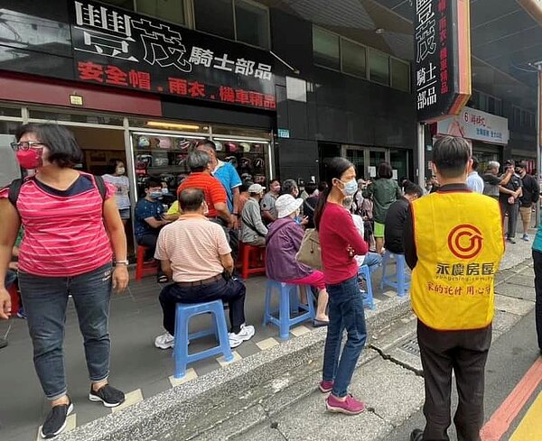 中和景安里茶會活動盛大舉行，游任是里長及志工們準備美味餐點。