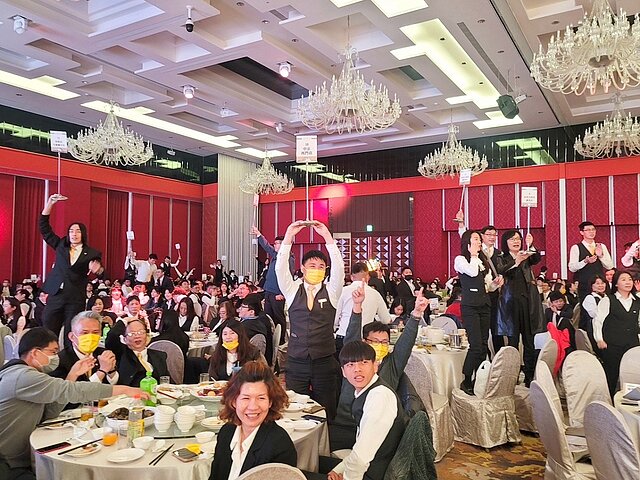 睽違2年恢復實體尾牙，永慶加盟四品牌經管會特別選在福爾摩沙遊艇酒店，席開近百桌，宴請千餘名同仁和眷屬同歡。