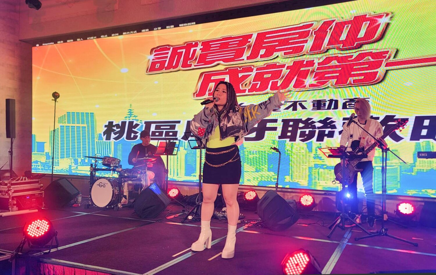 台慶不動產桃園尾牙請到「粉紅坦克」符瓊音帶來首首動人歌曲。圖／永慶房產集團提供