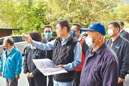 苗栗縣長鍾東錦(右二)11日上午會勘南庄鄉苗124乙線拓寬工程,與地主研商方案。(謝明俊攝)