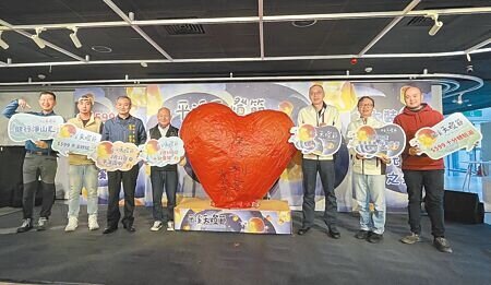 2月11日平溪國中主場將施放愛心造型天燈,希望帶給民眾無限浪漫幸福。(陳慰慈攝)