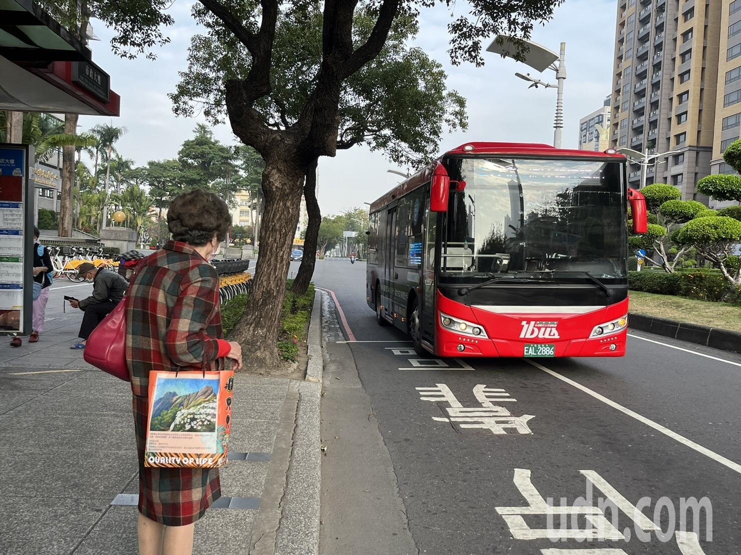 有部分網友反映高市公車LED顯示牌資訊雜,交通局表示近來已大幅改善。記者林巧璉/攝影