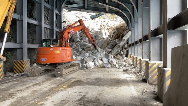 蘇花公路大清水隧道昨天深夜嚴重坍方，公路總局搶修中。圖／公路總局提供