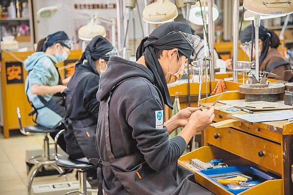 新北市輔導各校推出特色課程,吸引學生在地就學。圖為新北市特色金工珠寶專業人才培訓。(新北市教育局提供/葉德正新北傳真)
