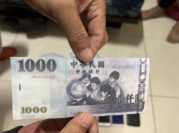 雲林檢警查扣60張偽鈔,鈔票編碼為HR484268XD。記者黃于凡/翻攝