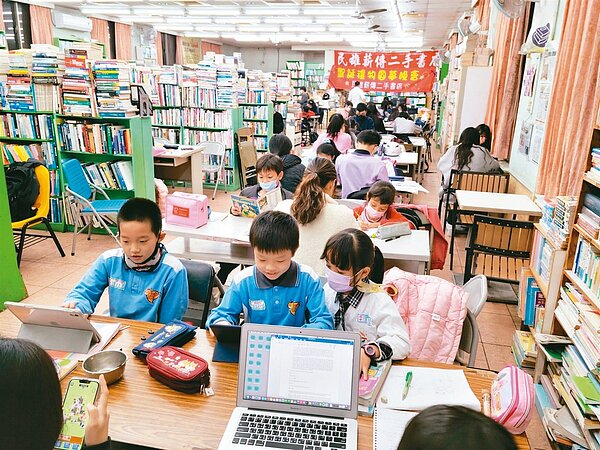 嘉義「民雄薪傳二手書店」長期開設免費課輔，租屋因鐵路高架化即將拆除，盼大眾協助找新家。圖／黃金山提供