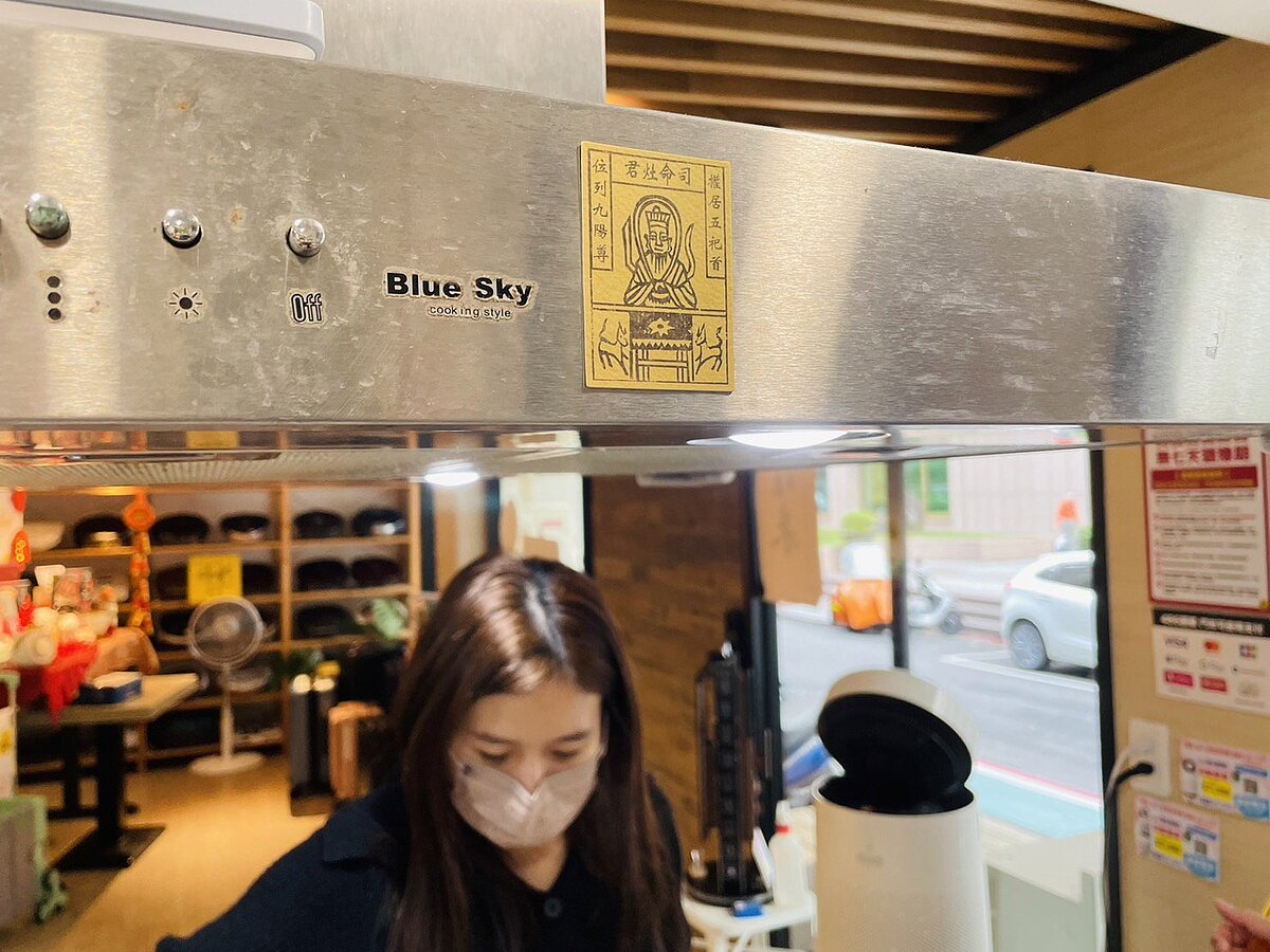 迷你版灶神貼在現代廚房中不顯突兀，建議張貼靠近爐台或電鍋、快煮壺附近。圖／486團購提供