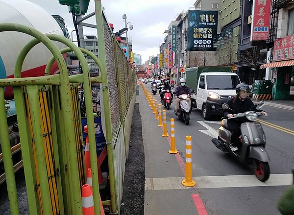 因應春節將至,桃園市長張善政昨要求全面縮小工區、開放道路供民眾通行。市府捷工局也規畫持續拆除圍籬,恢復通行空間。圖/桃園市捷工局提供