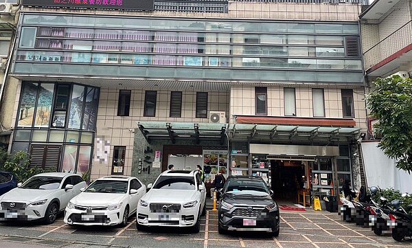 新北市烏來區一間溫泉會館傳出命案，會館員工今天凌晨要回宿舍，疑因被水塔管線絆倒，頭部撞到地面後，重創身亡。記者翁至成／翻攝