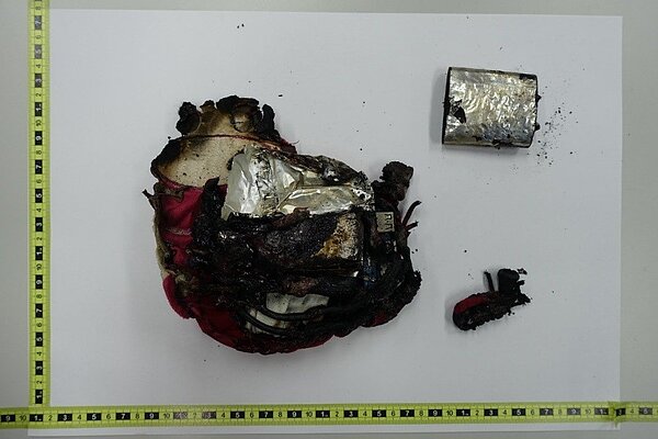 酷航一架桃園機場飛往新加坡TR993班機昨天晚間7點40分起飛前,於機艙內發生行動電源閃燃。圖/運安會提供