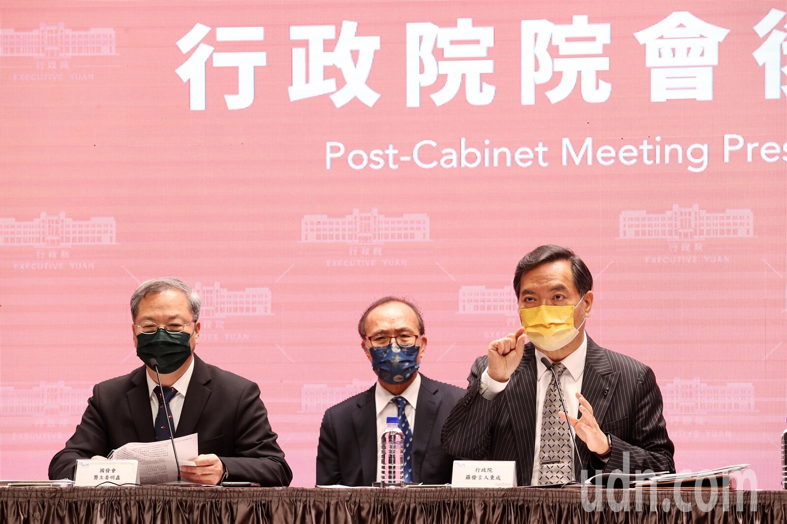 行政院長蘇貞昌日前宣布農曆春節後將普發現金6000元,行政院會今天通過特別條例草案,額度上限為3800億元,除普發現金外,加強韌性經濟方案及電價補貼等適用範圍。草案將送請立法院審議,政委兼發言人羅秉成(右)、國發會主委龔明鑫(左)出席說明。記者邱德祥/攝影