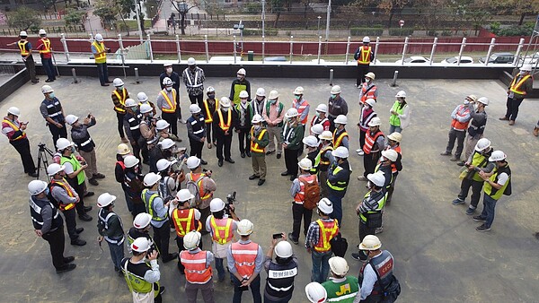 高雄市政府聯合稽查「空中鳳城」工地安全。圖／高雄市工務局提供