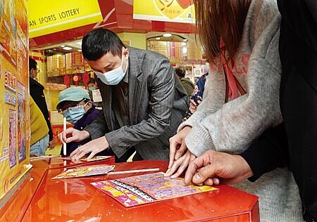 台灣彩券宣布共有13款新春限定刮刮樂,100萬元(含)以上的獎項高達1,092個,創下歷年紀錄!圖∕本報資料照片