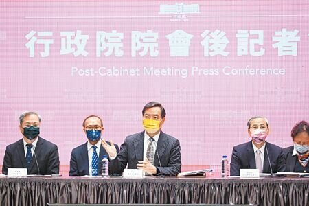 行政院會12日通過《疫後強化經濟與社會韌性及全民共享經濟成果特別條例》草案,發言人羅秉成(中)與國發會主委龔明鑫(左)、財政部代理部長阮清華(右二)等在記者會說明稅收超徵的用途。(張鎧乙攝)