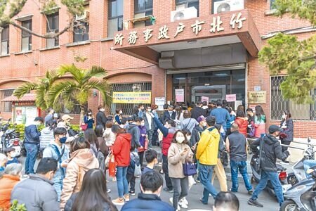 新竹縣竹北市昨天拍板通過將發6000元紓困金,12日前入戶籍就能領取,大排長龍民眾湧入戶政事務所遷戶口。(羅浚濱攝)