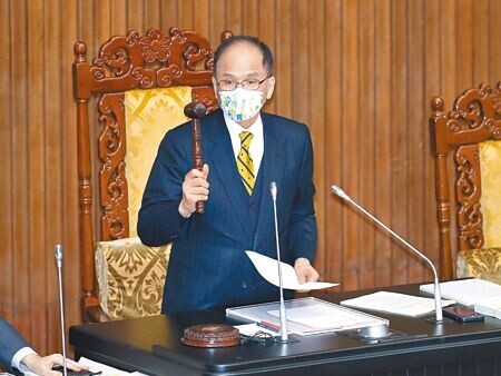 在院長游錫敲槌後，立法院12日院會三讀通過「菸害防制法修正草案」。（姚志平攝）