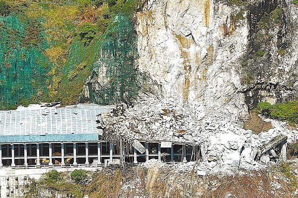 蘇花公路台9線159.3公里處大清水隧道南口,11日深夜發生嚴重坍方,砸毀明隧道(見圖),造成雙向道路阻斷。(公路總局提供)