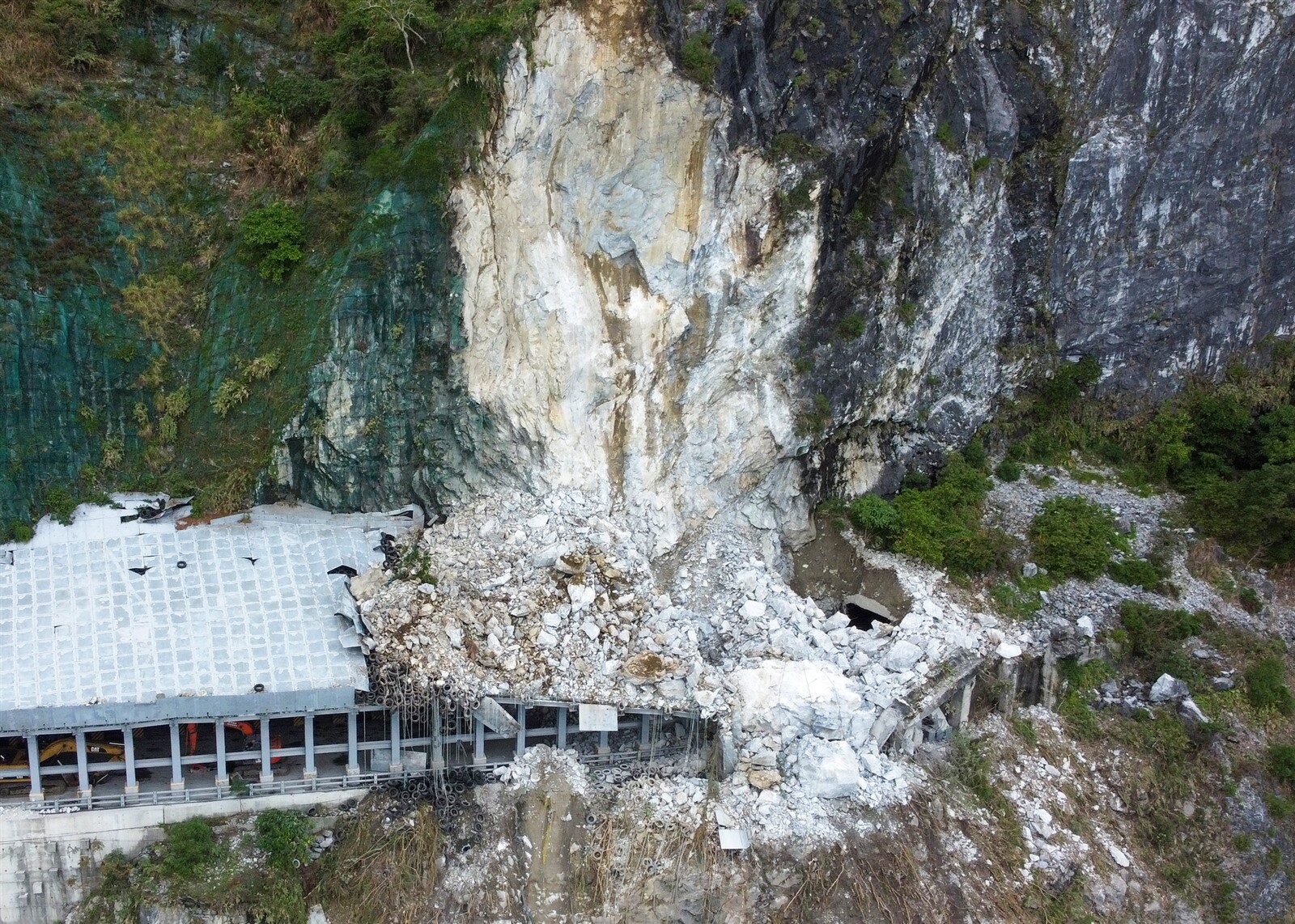 台九線蘇花公路大清水隧道南口前天深夜坍方，壓垮隧道口，巨石堆疊達五公尺高，公路總局派重型機具搶修，預估十五日傍晚可搶通。記者許正宏／攝影 