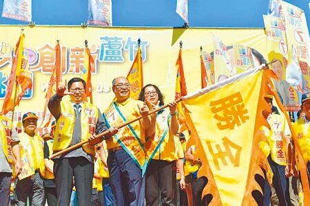 桃園市議員劉勝全(中)遭白手套指控以議員補助款添置蘆竹區某國小空調設備,並從中收取回扣,12日遭桃園市調處帶回。(本報資料照片)