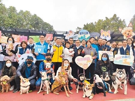 
台中市長盧秀燕12日上午出席寵物專區啟用典禮表示，公園設立寵物專區能讓寵物自由地奔跑，未來會繼續推動，實現寵物權益。（潘虹恩攝）
