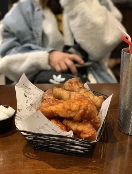 橋村炸雞是許多民眾到韓國必吃的超人氣炸雞。 圖／讀者提供
