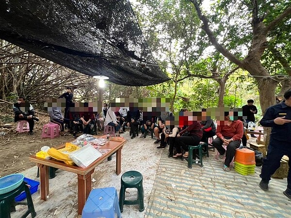 警方破獲隱身在小港山區中的露天賭場。(翻攝照片/高雄洪靖宜傳真)