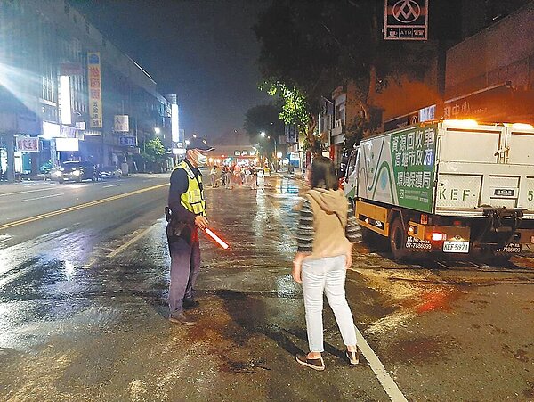 高雄市苓雅區建國一路11日深夜出現長達上百公尺大片油漬，警方緊急通知高市府環保局協助清理。圖／高市府環保局提供