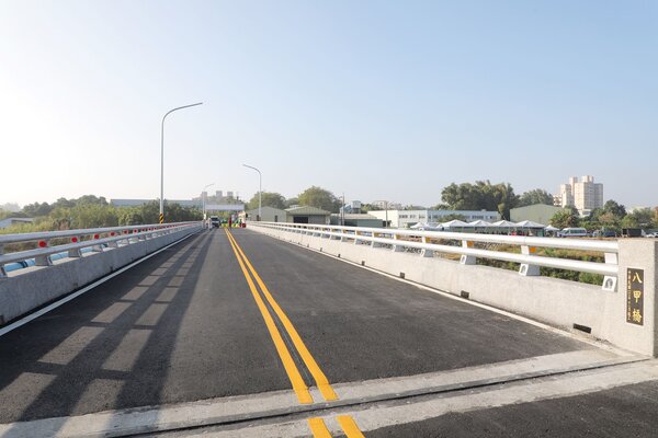 八甲橋改建後有望改善防洪、提升交通便利。圖／台南市政府提供