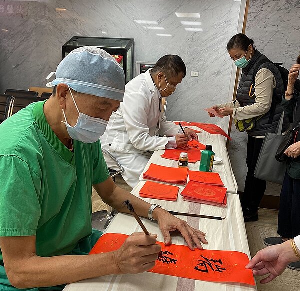 許多民眾與中心綜合醫院同仁,想索取他們心中各個主任不同書畫的春聯。圖/中心綜合醫院提供