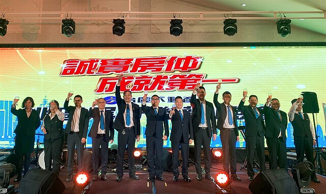 永慶房產集團加盟事業處總經理莊志成(圖左6)到場與台慶不動產桃園區同仁一起同歡
