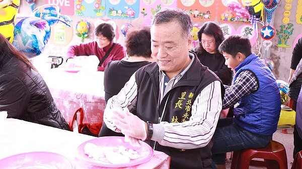 保順里林葉成里長搓湯圓。圖／取自「林葉成 . 保順里保護你粉絲團」臉書