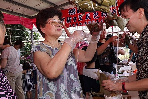 保順里里民包粽子。圖／取自「林葉成 . 保順里保護你粉絲團」臉書