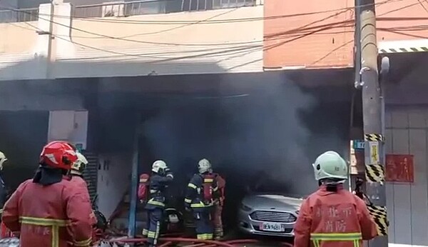 已離婚7、8年的沈姓男子不滿無處可住,今天涉嫌跑到新北市土城區前妻住家兼工廠放火,縱火後前往土城警分局自行投案,警詢後依公共危險罪嫌移送新北地檢署偵辦。記者王長鼎/翻攝