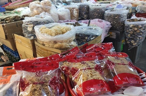 台中慈濟醫院營養師洪聖傑提供「眼觀、辨味、適量、均衡」四訣竅，幫助負責辦年貨、備年菜的主婦與主夫，從年貨採購開始把關，吃的均衡又健康。圖／台中慈濟醫院提供