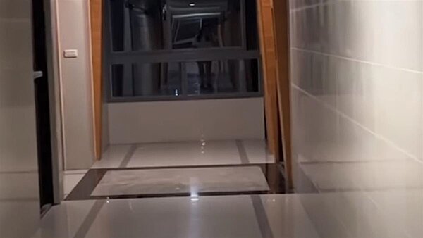 台中西屯有住戶最近被鄰居吵到不行,每天到了半夜兩三點,門外就出現聲響,聽起來像是鬧鐘又像警報器,連續一個禮拜都從某一戶傳出來。圖/東森新聞