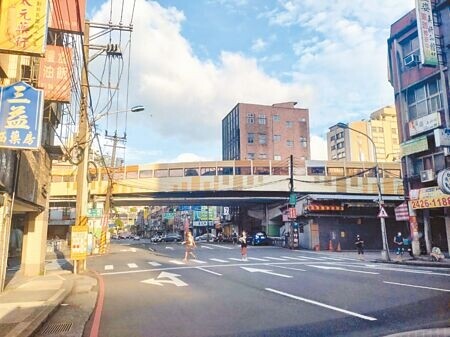 連接基隆市忠四路及仁五路的仁愛橋，預計將於農曆年後改建，屆時將全面封閉，市府也提交交通維持計畫，採替代道路方式舒緩車潮。（張志康攝）