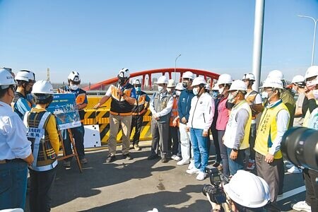 三鶯大橋改建主橋提前4個月完工,新北市長侯友宜宣布15日通車。(陳慰慈攝)