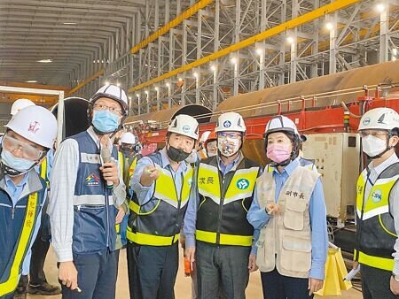 勞動部次長王尚志（右三）、台中市副市長王育敏（右二），13日率隊到台中港西碼頭風電產業專區稽查。（張亦惠攝）