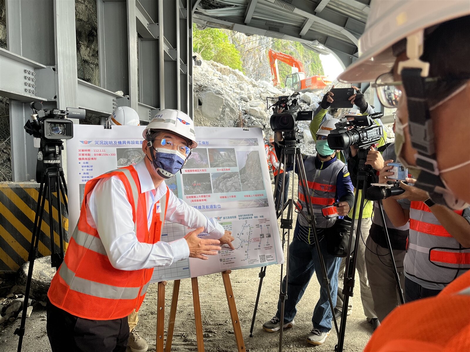 公路總局長陳文瑞(左)說明大清水隧道搶修狀況。記者王燕華/攝影
