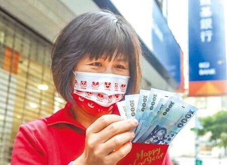 行政院會12日通過國發會擬具的「疫後強化經濟與社會韌性及全民共享經濟成果特別條例」草案,每人將發放6000元。領取的方式初步規劃為「線上申請」、「ATM操作領取」和「郵局臨櫃申領」等3種。民眾提領現金,準備發紅包過好年。(粘耿豪攝)