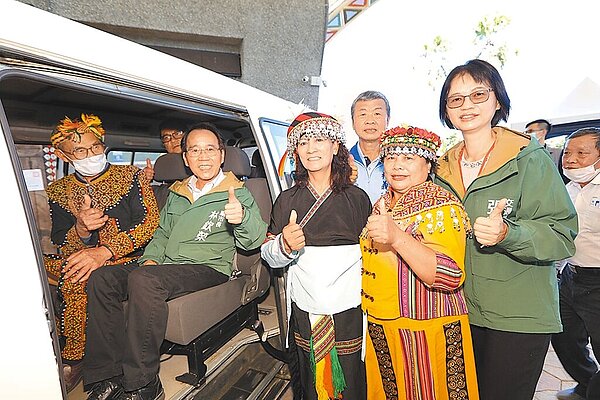 高雄公車式小黃2.0杉林線昨日通車,除了原定線定班小黃1輛外,另有2輛採預約制方式,提供當地居民無路線、無班表、更彈性預約接送服務。(高雄市交通局提供/崔正綱高雄傳真)