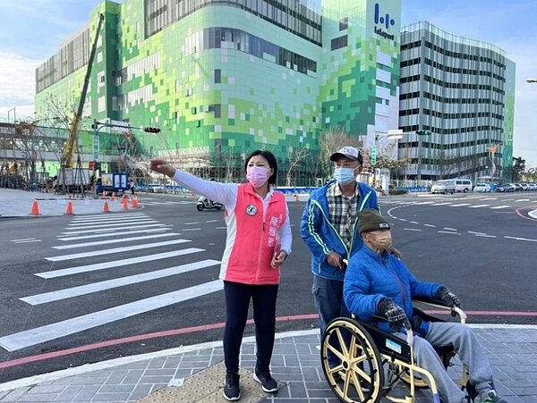 台中東區三井Lalaport南館下周開幕，議員陳雅惠從火車站走到商場，除標示不清楚，沿途除商場周邊，幾乎沒人行道，對輪椅族也不友善。圖／陳雅惠提供
