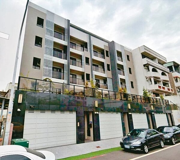 高雄鳥松區松竹街危老建築經輔導重建完成,整體煥然一新。圖為翻新後。圖/高雄市工務局提供