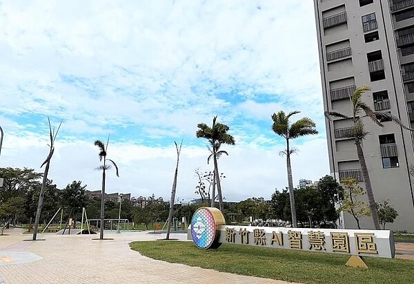 信義房屋AI園區店專案經理黃宥銓表示,AI智慧園區生活圈主要以莊敬一路、十興路、自強北路、勝利八街為界的區域。圖/信義提供