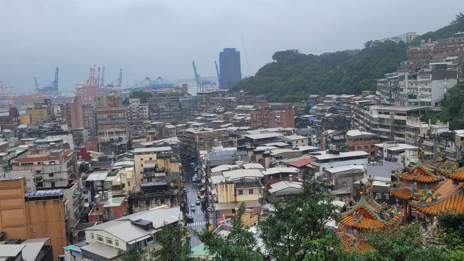 基隆市地政事務所統計去年七個行政區整年度不動產交易最熱路段。依實價登錄相關資料分析最受歡迎總價、單價、坪數與建築類型。記者游明煌／攝影 