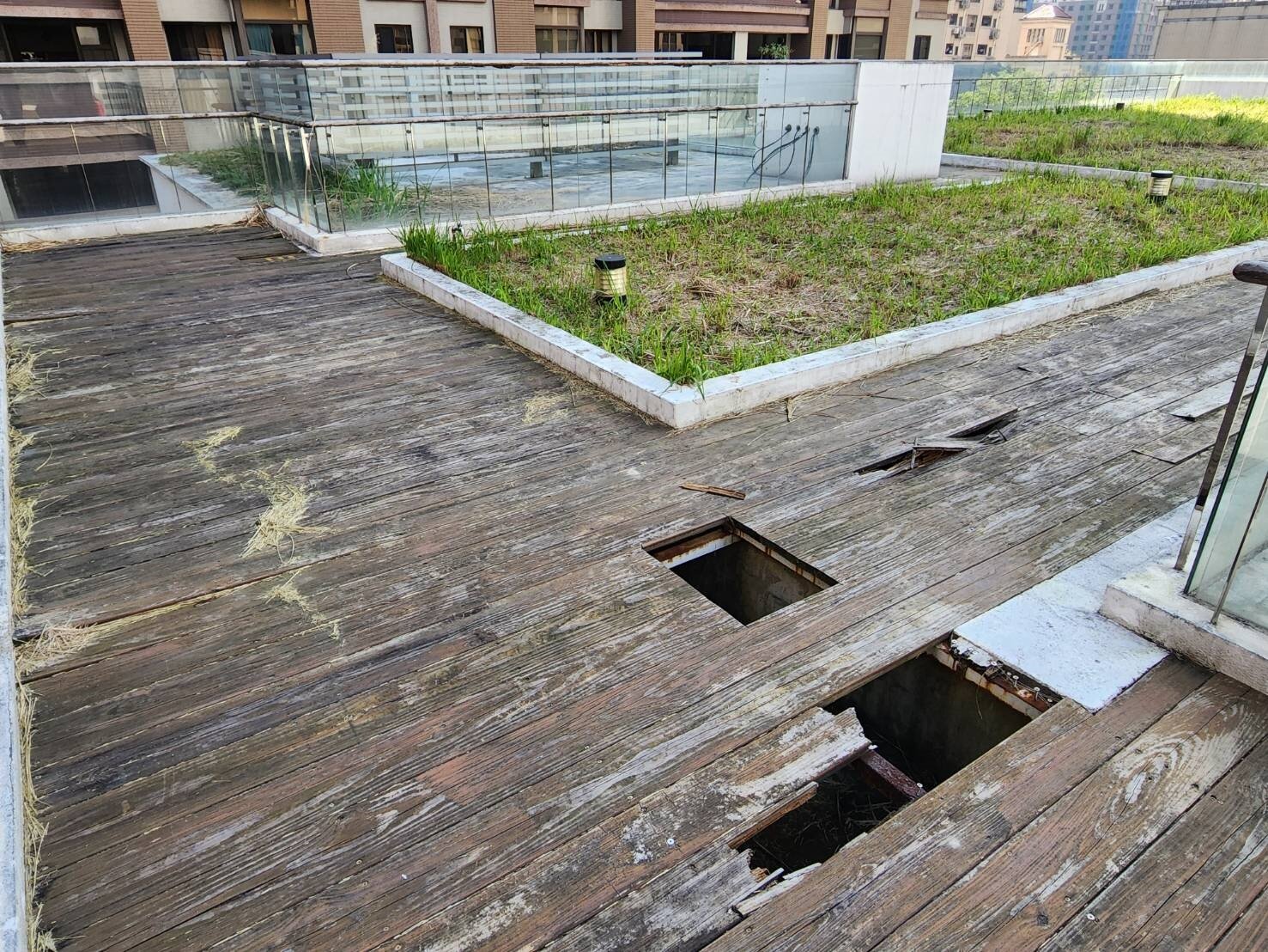 頂樓木質地板殘破不堪。記者李定宇/攝影