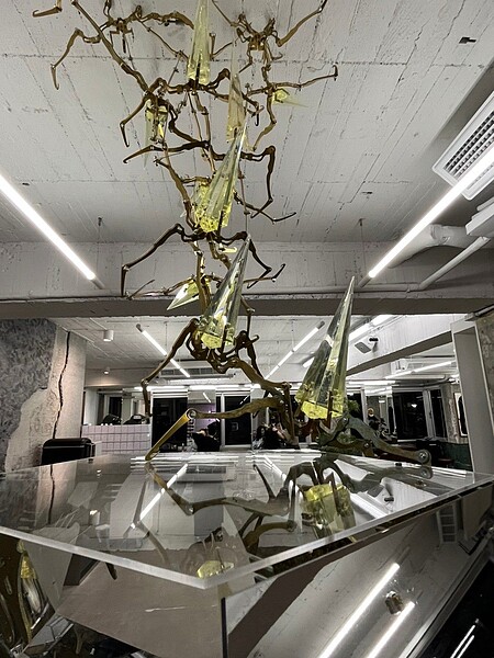 藝術家陳泳丞依循「LOST N FOUND HAIR 釋放髮廊」本身的空間陳列,將「鏡子蜘蛛及水晶蜘蛛」排列出不同造型裝置。圖/台北市政府提供