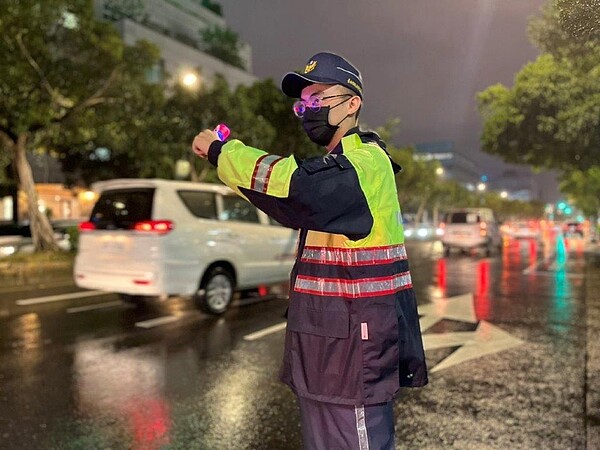 為因應春節前夕（1月14至21日）至「臺北花市、大賣場」採購之人、車潮，內湖分局除派員實施交通疏導。圖／北市府提供