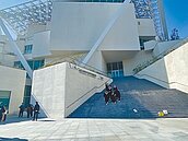 難敵潮溼空汙　南美館2館外牆修繕美白